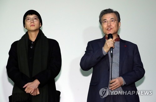 President Moon Jae-in (R) speaks after watching a popular movie about a historic pro-democracy movement in 1987 at a theater in central Seoul on Jan. 7, 2018. (Yonhap)