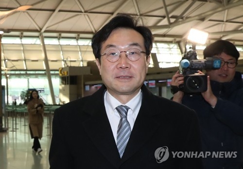 This photo, taken on Nov. 28, 2017, shows South Korea's top nuclear envoy Lee Do-hoon at the Incheon International Airport, west of Seoul, before departing for the United States. (Yonhap)