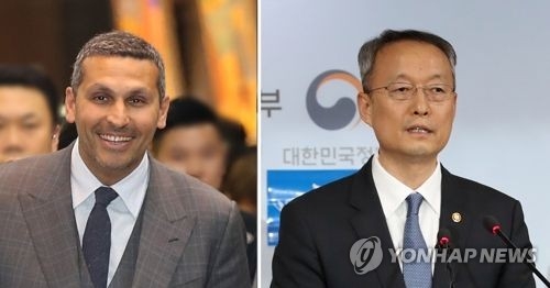 Paik Un-gyu (R), South Korean minister of trade, industry and energy, and Khaldoon Khalifa Al Mubarak, chairman of the Executive Affairs Authority of Abu Dhabi (L) (Yonhap)
