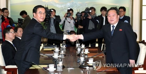 This photo, taken by the Joint Press Corps on Jan. 9, 2018, shows South Korea's chief delegate Cho Myoung-gyon (L) shaking hands with his North Korean counterpart Ri Son-gwon before holdinghigh-level talks between South and North Korea. (Yonhap) 