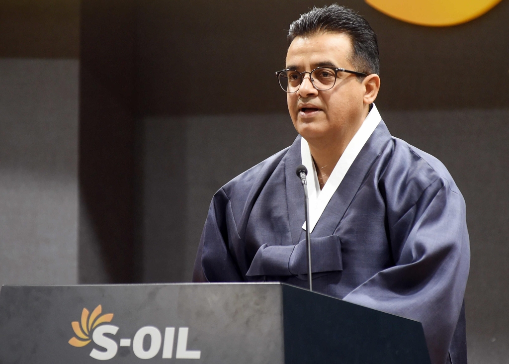 S-Oil CEO Othman Al-Ghamdi -- wearing South Korean traditional hanbok costumes -- gives a New Year speech at the company's headquarters in western Seoul on Jan. 9, 2017. This photo was provided by S-Oil. (Yonhap)
