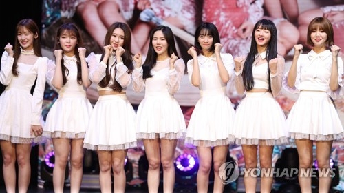 K-pop group Oh My Girl pose for photos during a media showcase for its fifth EP, "Secret Garden," at Shinsegae Mesa Hall in central Seoul on Jan. 9, 2018. (Yonhap) 