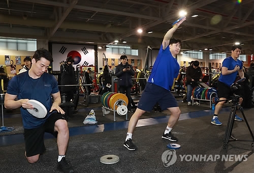 South Korean men's hockey players train during the open house event at Jincheon National Training Center in Jincheon, North Chungcheong Province, on Jan. 10, 2018. (Yonhap)