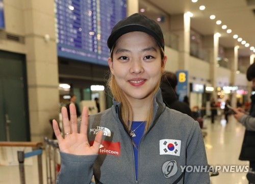 In this file photo taken Dec. 12, 2017, South Korean speed skater Kim Bo-reum waves at cameras at Incheon International Airport after returning home from Salt Lake City, Utah, where she competed at the International Skating Union World Cup Speed Skating. (Yonhap)