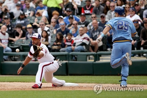 In this Getty Images photo, Choi Ji-man of the Milwaukee Brewers (R) is thrown out at first base against the Chicago White Sox in the second inning of a major league regular season game at Guaranteed Rate Field in Chicago on June 2, 2018. (Yonhap)
