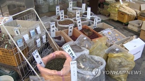 Herbs used in Asian medicine are on display at a traditional market in Seoul. (Yonhap) 