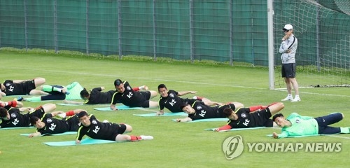 South Korea national football team head coach Shin Tae-yong (R) watches his players training at Steinbergstadion in Leogang, Austria, on June 5, 2018. (Yonhap)