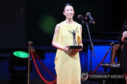 South Korean ballerina Park Sae-eun poses for the camera after winning the best female dancer at the Benois de la Danse awards ceremony in Moscow on June 5, 2018 (local time). The Benois de la Danse is one of the ballet world's most prestigious awards. (Yonhap)