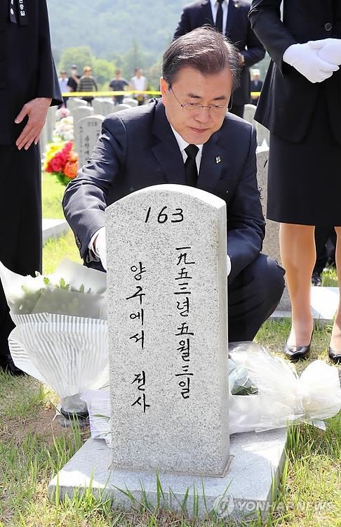 President Moon Jae-in pays tribute to an Army sergeant who was killed during the Korean War at the National Cemetery in Daejeon on June 6, 2018, to mark the 63rd Memorial Day. (Yonhap)