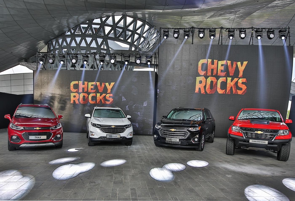 This photo taken on June 6, 2018, shows GM Korea's sport utility vehicle lineup composed of the Trax small SUV, the Equinox midsize SUV and the Traverse large-size SUV (from left). The Colorado pickup is also on display on the far right. (Yonhap)