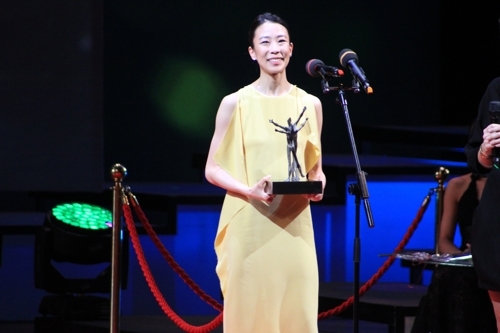 South Korean ballerina Park Sae-eun poses for the camera after winning the best female dancer at the Benois de la Danse awards ceremony in Moscow on June 5, 2018 (local time). The Benois de la Danse is one of the ballet world's most prestigious awards. (Yonhap)
