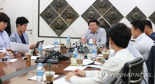 Sun Dong-yol (C), manager of the Korean national baseball team, presides over a meeting on the selection of the 24-man Asian Games team at the Korea Baseball Organization headquarters in Seoul on June 11, 2018. (Yonhap)