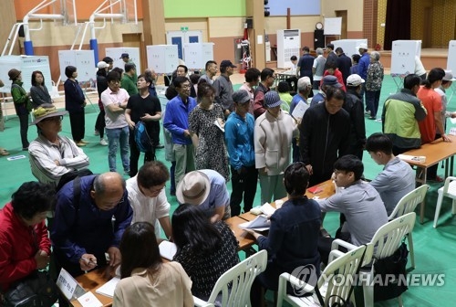 This photo taken on June 13, 2018, shows voters lining up to cast their ballots for local elections at a polling station in Chuncheon, 85 kilometers east of Seoul. (Yonhap)