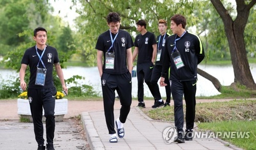 South Korea national football team players take a stroll at a park near their team hotel in Saint Petersburg, Russia, on June 12, 2018. (Yonhap)