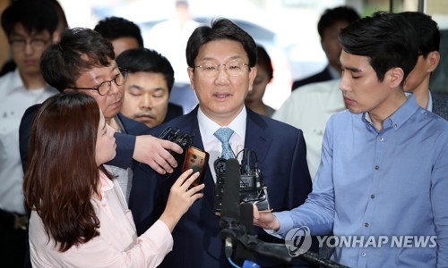 Rep. Kweon Seong-dong (C) of the main opposition Liberty Korea Party enters the Seoul Central District Court for a hearing on his arrest warrant on July 4, 2018. (Yonhap)
