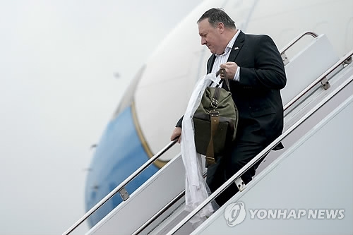 This AP photo shows U.S. Secretary of State Mike Pompeo arriving at Yokota Air Base in Japan for a stopover en route to North Korea on July 6, 2018. (Yonhap)