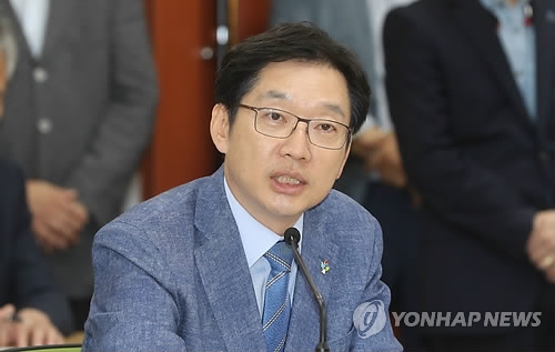 This photo shows South Gyeongsang Province Gov. Kim Kyoung-soo speaking at a governors' meeting in the southeastern city of Ulsan on June 26, 2018. (Yonhap) 