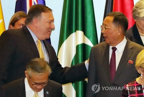 North Korean Foreign Minister Ri Yong-ho (R) meets with his American counterpart Mike Pompeo at the opening of the ASEAN Regional Forum in Singapore on Aug. 4, 2018. (Yonhap)