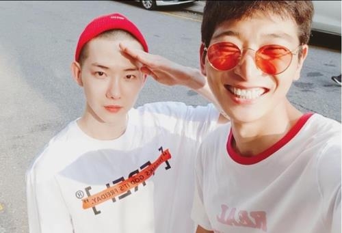 This photo from the Instagram account of Jo Kwon (L) shows him posing for a photo with the fellow 2AM member Jeong Jin-woon. (Yonhap) 