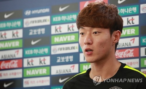 South Korean football player Hwang Ui-jo speaks to reporters at the National Football Center in Paju, north of Seoul, on Aug. 6, 2018. (Yonhap)
