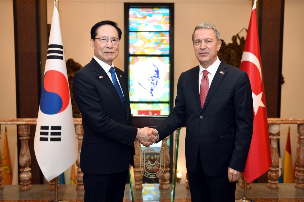 Defense Minister Song Young-moo (L) shakes hands with his Turkish counterpart Hulusi Akar before their talks in Ankara on Aug. 6, 2018, in this photo provided by Song's ministry. (Yonhap)