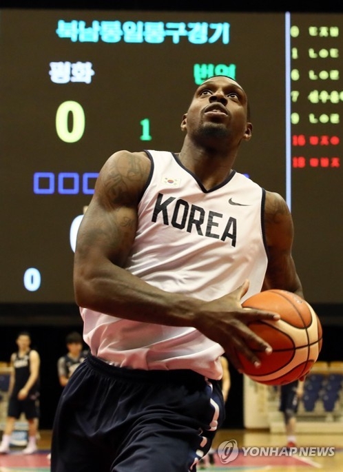 In this Joint Press Corps photo from July 4, 2018, Ricardo Ratliffe of South Korea practices before a friendly game against North Korea at Ryugyong Chung Ju-yung Gymnasium in Pyongyang. (Yonhap)