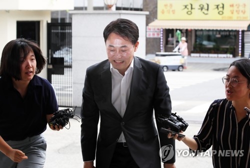 Choi Yong-seok, former CEO of Shinil Group, enters the Seoul Metropolitan Police Agency to be questioned over the firm's claimed discovery of the Dmitrii Donskoi, a sunken Russian ship, on Aug. 9, 2018. (Yonhap)