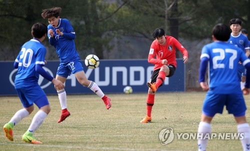 This file photo taken March 27, 2018, shows South Korea women's football forward Lee Geum-min (C) taking a shot during a friendly match against Nunggok High School at the National Football Center in Paju, north of Seoul. (Yonhap)