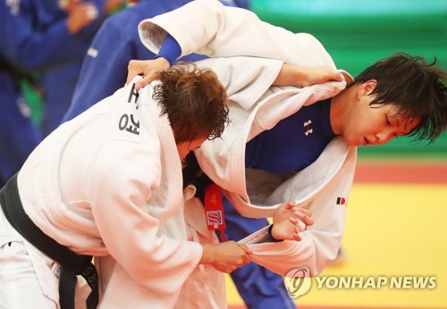 This file photo taken July 10, 2018, shows South Korean female judokas training at the National Training Center in Jincheon, North Chungcheong Province, for the 18th Asian Games in Indonesia. (Yonhap)