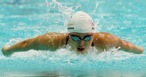 This file photo taken on April 27, 2018, shows South Korean swimmer An Se-hyeon competing in the women's 100m butterfly at the national team selection trials in Gwangju. (Yonhap)