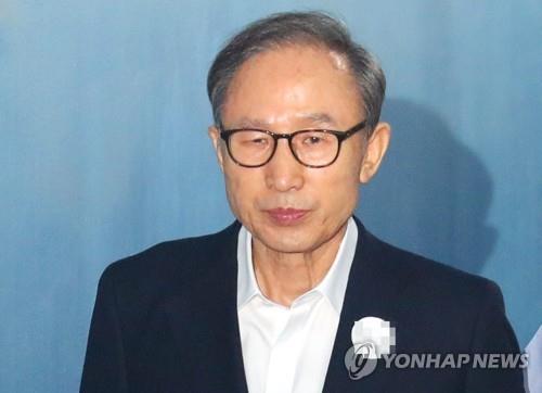 (LEAD) Former President Lee gets 15 years in jail for corruption