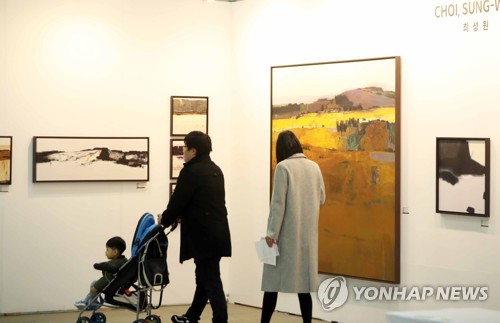 Visitors look at an artwork by Korean artist Choi Sung-won during the annual Busan International Art Fair in the southeastern port city of Busan on Dec. 6, 2018. (Yonhap)