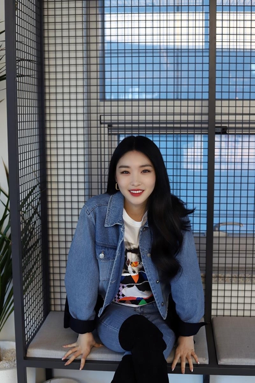 This image of Chungha was provided by MNH Entertainment. (Yonhap)