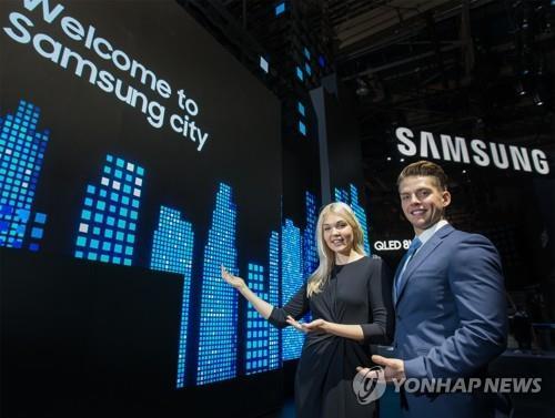 Models introduce a video on Samsung Electronics Co.'s strategic products and brand images at a press conference in Las Vegas on Jan. 7, 2018. (Yonhap)