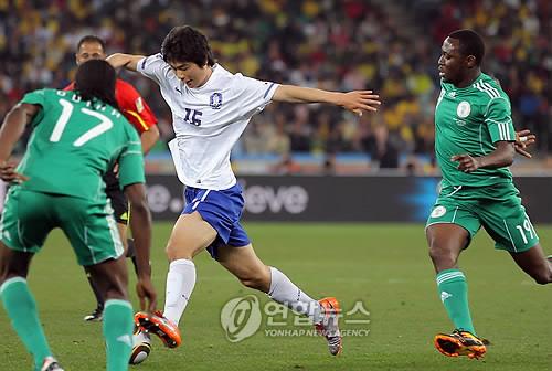 This file photo, taken on June 23, 2010, shows South Korea's Ki Sung-yueng (C) controlling the ball against Nigerian players during a 2010 FIFA World Cup group stage match in South Africa. (Yonhap)