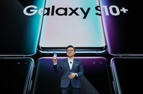 DJ Koh, head of Samsung's IT & Mobile Communications Division, introduces the new Galaxy S10+ smartphone during an Unpacked event held in San Francisco on Feb. 20, 2019 (local time), in this photo provided by the South Korean tech giant. (Yonhap)