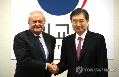 South Korea's Vice Foreign Minister Cho Hyun (R) shakes hands with his Spanish counterpart, Fernando Valenzuela, at the start of a strategic dialogue session in Seoul on April 4, 2019. (Yonhap)