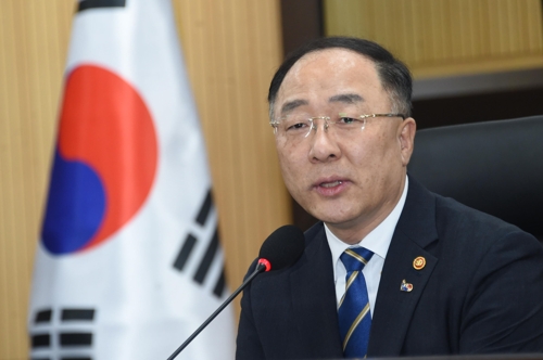 This photo provided by the Ministry of Economy and Finance shows Hong Nam-ki, the minister of economy and finance, speaking in a meeting with relevant ministers in Sejong, an administrative hub located 130 kilometers southeast of Seoul, on April 8, 2019. (Yonhap)