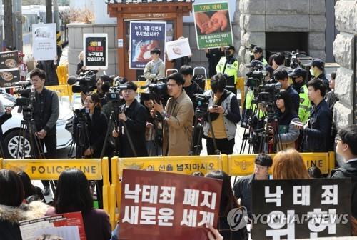 Pro-choice activists hold rallies at Constitutional Court