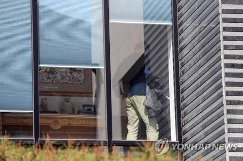 (2nd LD) Police raid home of singer-actor Park Yoo-chun in drug probe