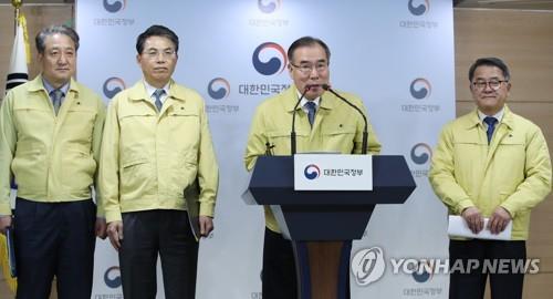 Agriculture Minister Lee Gae-ho (2nd from R) announces an inter-government statement on ASF in Seoul on April 9, 2019. (Yonhap) 