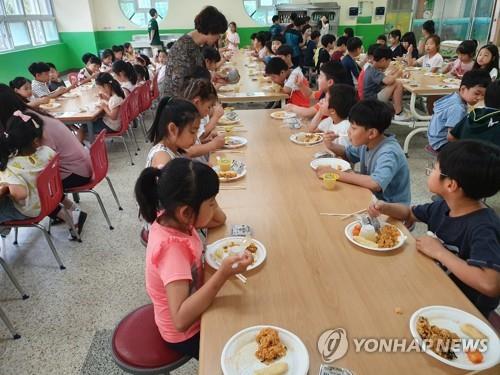 Pupils at an elementary school in Cheonan, South Chungcheong Province, are served with substitute foods for lunch on disposable plates on July 3, 2019, after the school's cafeteria workers staged a strike. (Yonhap)