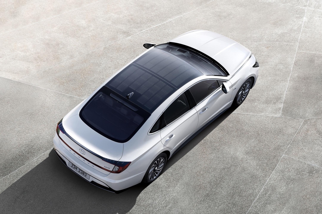 This file photo provided by Hyundai Motor shows the solar roof system installed in its all-new Sonata gasoline hybrid model. (PHOTO NOT FOR SALE) (Yonhap)