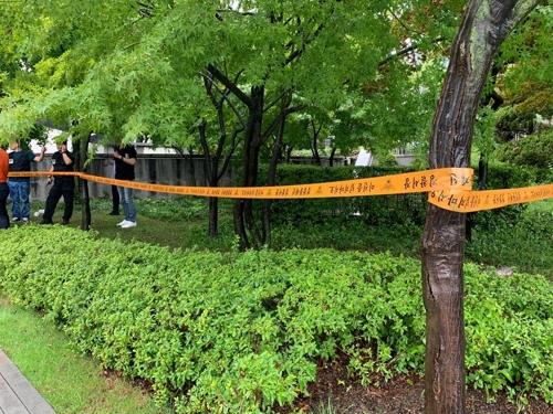 A police line is installed at a small park near the Sejong Center for the Performing Arts in downtown Seoul, where a 72-year-old man self himself on fire in apparent protest of Japan's trade restrictions against South Korea. (Yonhap)