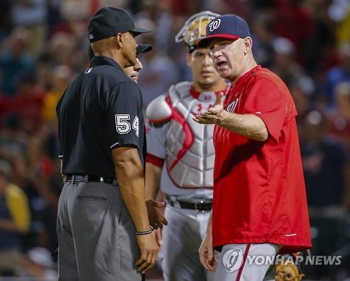 This EPA file photo from July 2, 2015, shows Matt Williams (R), then manager of the Washington Nationals. (Yonhap)