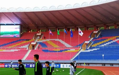 (LEAD) 'Korean Derby' World Cup qualifier in Pyongyang opens with empty seats