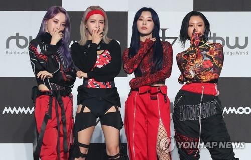 Mamamoo pose for photos during a press showcase in Seoul for new album "reality in BLACK" on Nov. 14, 2019. (Yonhap)