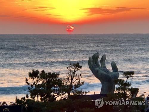 This file photo shows a sunrise on Homigot Beach in Pohang, North Gyeongsang Province. (Yonhap)
