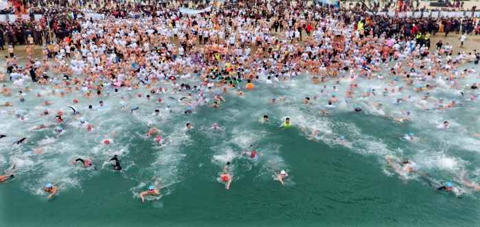 This photo of Haeundae Polar Bear Swim Festival is downloaded from the website of the Korea Tourism Organization. (PHOTO NOT FOR SALE) (Yonhap)