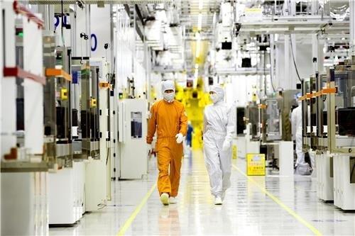 This undated photo provided by Samsung Electronics Co. shows its chip plant. (PHOTO NOT FOR SALE) (Yonhap)